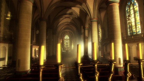 Innenansicht des Essener Münsters. Säulen, Kerzenhalter und Bänke bei Sonnenuntergang.