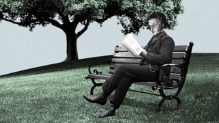 E.T.A. Hoffmann sitzt auf einer Bank und liest. Der vielbegabte Schriftsteller prägte die Romantik