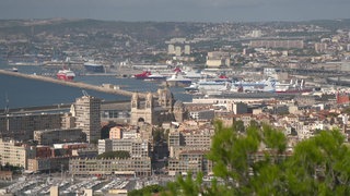 Blick über den Hafen und Skyline von Marseille
