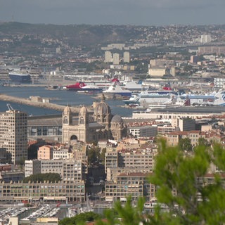 Blick über den Hafen und Skyline von Marseille