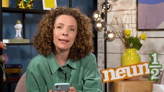 neuneinhalb-Reporterin Gesa mit dem Handy in der Hand