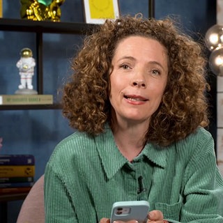 neuneinhalb-Reporterin Gesa mit dem Handy in der Hand