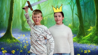 Ein Junge mit Schwert und ein Mädchen mit Krone stehen in einem verwunschenen Zauberwald. Märchen und alte Geschichten vermitteln bestimmte Geschlechterrollen. Warum können diese Rollenbilder ein Problem werden?