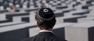 Blick von hinten auf Mann mit Kippa