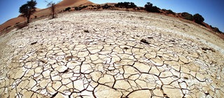 Trockener Boden in der Namib Wüste in Namibia, Weitwinkelfoto