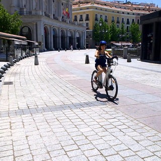 Eine Straße in Madrid mit einer Radfahrerin.