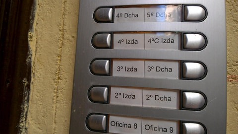 Ein Klingelschild auf dem nur Zahlen und spanische Abkürzungen für Etagen stehen.