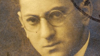 Ein historisches Porträt von Fritz Bauer mit einem Stempel drauf. Der Richter spielte eine wichtige Rolle bei den Auschwitz-Prozessen.