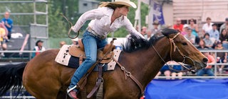 Reiterin mit Cowboyhut auf einem Pferd
