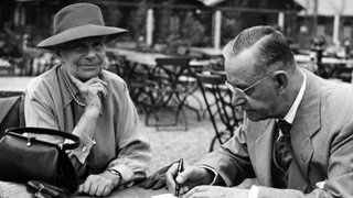 Schwarzweiß-Bild: Thomas Mann und seine Frau Katia sitzen an einem Tisch