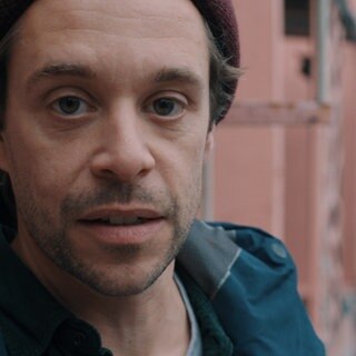 Fernsehmoderator Tobi Krell besucht eine Grundschule und spricht mit einem Kinderpsychologen, warum Kinder nicht hassen können.