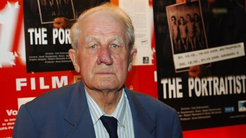 Der Fotograf und KZ-Häftling von Auschwitz: Wilhelm Brasse 2006 vor einem Filmplakat zur Dokumentation über seine Arbeit.