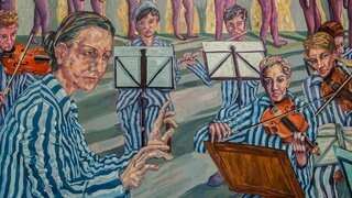 Ein Gemälde zeigt KZ-Häftlinge in blau-weiß gestreifter Kleidung. Eine der Frauen dirigiert, die anderen sitzen teils hinter Notenständern und spielen Geige. Das Gemälde stellt das Mädchenorchester in Auschwitz dar.