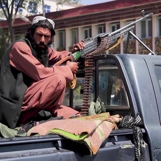 Bewaffneter Taliban auf der Ladefläche eines Pick-Ups