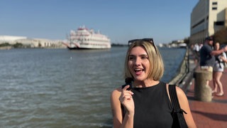 Lily vor dem Savannah River mit Schiff