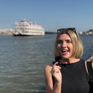 Lily vor dem Savannah River mit Schiff