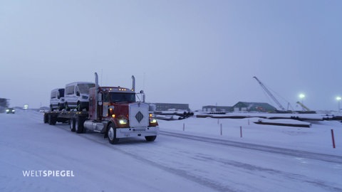 Ein Truck auf einer verschneiten Piste in Alaska
