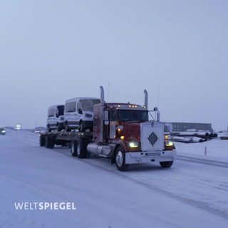 Ein Truck auf einer verschneiten Piste in Alaska
