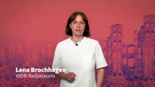 WDR-Redakteurin Lena Brochhagen vor rotem Hintergrund