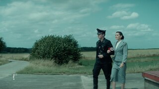 Spielszene: Wernher von Braun in SS-Uniform hat seine Sekretärin untergehakt. Der Ingenieur baut im Zweiten Weltkrieg Raketen für Hitler.