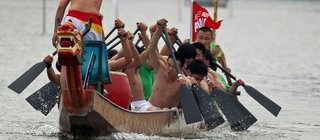 Paddler in einem Drachenbootrennen