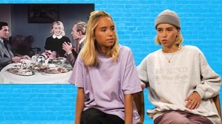 Lisa und Lena vor einem Bild mit Personen