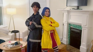 Lily und ihr Freund Michael posieren in ihren Halloween-Kostümen