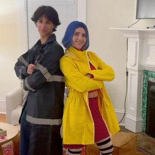 Lily und ihr Freund Michael posieren in ihren Halloween-Kostümen