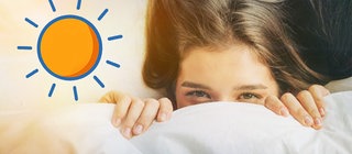 Es ist hell: Mädchen schaut unter der Bettdecke hervor. Was macht Sonnenlicht mit unserem Körper?