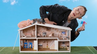 Moderator Jonas lässt eine Puppe von einem Puppenhaus fallen. Was sind Verben der Bewegung und wie bildet man sie im Französischen im passé composé?