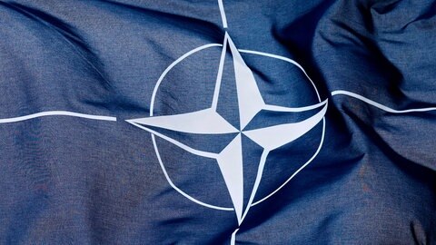 Die NATO-Flagge weht im Wind. Was sind die Aufgaben des Militärbündnisses?