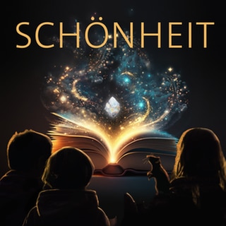 Drei Kinder und eine Ratte sitzen vor einem leuchtenden Buch – darüber das Wort „Schönheit“