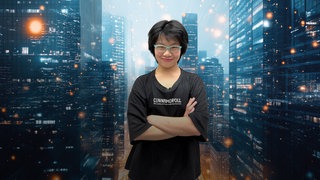 Kind vor Großstadt bei Nacht mit Lichtern, die eine digitale Vernetzung darstellen sollen