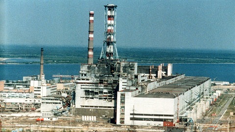Das stark beschädigte Atomkraftwerk in Tschernobyl nach dem Unglück 1986