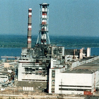 Das stark beschädigte Atomkraftwerk in Tschernobyl nach dem Unglück 1986