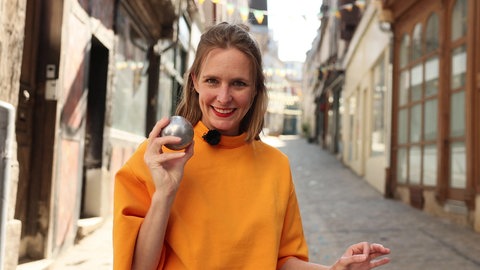 Stefanie mit einer Boulekugel in der Hand