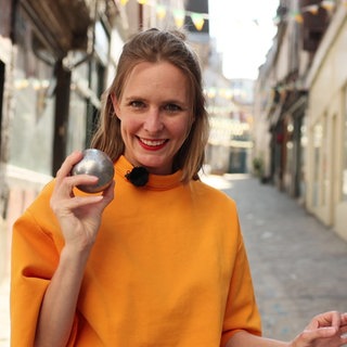 Stefanie mit einer Boulekugel in der Hand