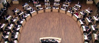 Blick von oben auf den Plenarsaal des Bundesrats