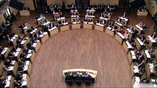 Blick von oben auf den Plenarsaal des Bundesrats