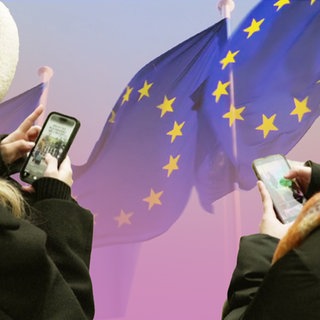 Zwei Jugendliche mit Handys vor EU-Flagge. Was ist die EU? Wie funktioniert die Zusammenarbeit in Politik und Wirtschaft in der Europäischen Union? 