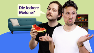 Zwei Männer im Fernsehstudio, dazu eine eingeblendete Tafel mit der Aufschrift "Die leickere Melone"