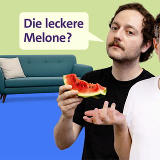 Zwei Männer im Fernsehstudio, dazu eine eingeblendete Tafel mit der Aufschrift "Die leickere Melone"