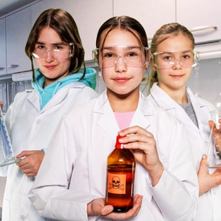 Im Hintergrund ein Labor, im Vordergrund drei Mädchen in Laborjacken und Schutzbrillen, die wissenschaftliche Instrumente halten