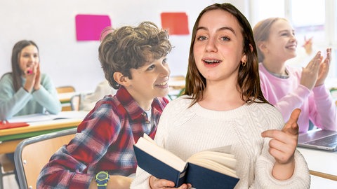 Ein Mädchen hält ein Buch in der Hand und schaut in die Kamera, im Hintergrund sind Kinder in einem Klassenraum zu sehen, die zuhören und klatschen.