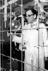 Stanley Miller in seinem Laboratorium