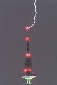Blitzeinschlag in einen Fernsehturm