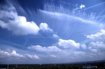 Wolken in verschiedenen Schichten